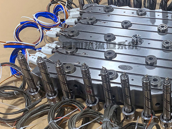 一出24侧面进胶热流...