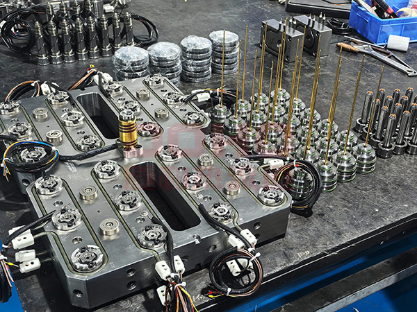 一出24针阀式热流道