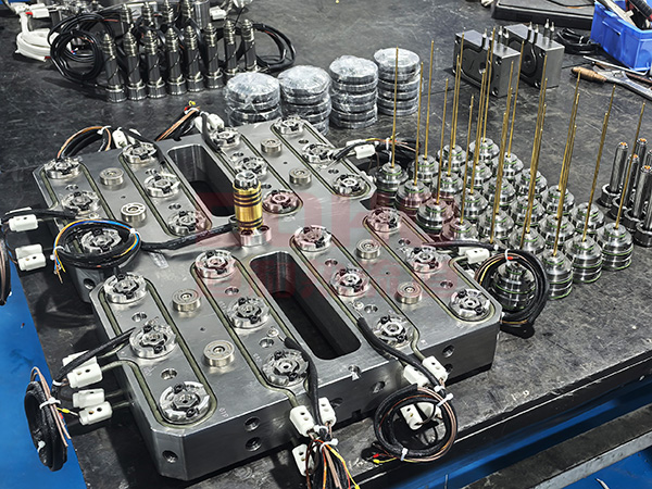 一出24针阀式热流道